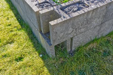Bad work Concrete Block Wall Corner in Outdoor Setting Foto stock