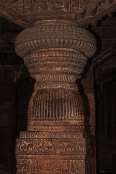 Badami cave temple interior pillars stone art in details Foto stock