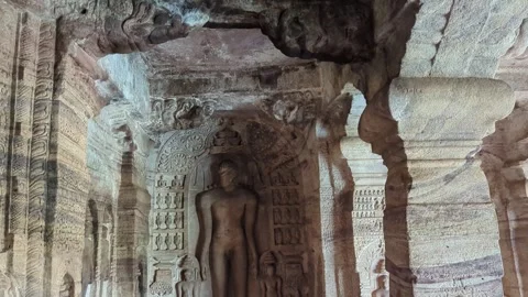 Badami, Karnataka - 04 Oct, 2024; Mahavir Jain Sculptures Among Carved Pillars  Vídeo Stock 303569320