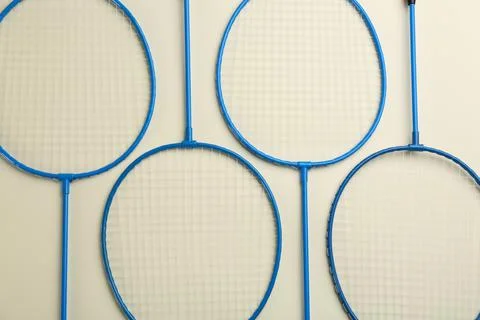 Badminton rackets on light background, flat lay Foto stock