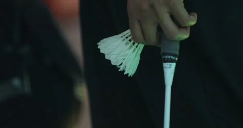 Badminton White Feather Shuttlecock in a Hand 库存影片 293178917