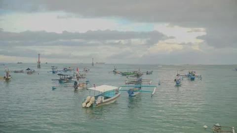 BADUNG, INDONESIA – 2026/04/21: Daily activities at Kedonganan Fish Market. 스톡 동영상 333352653