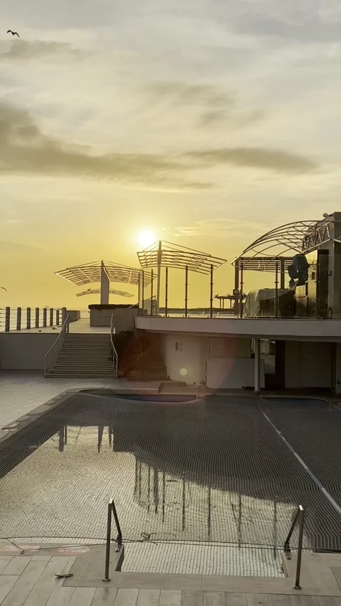 A baeutiful sunset view by the pool Vídeo Stock 250012283