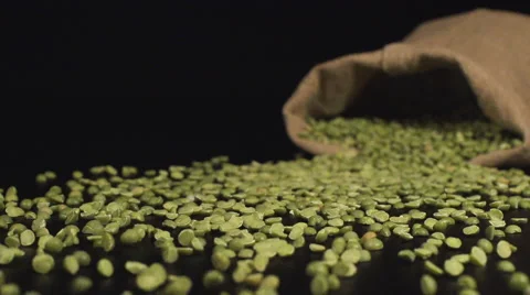 Bag falls on a table and a green peas scatter out it Vídeo Stock 59016373