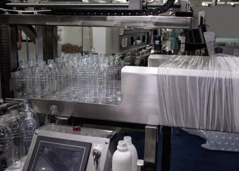Bag packing machine for plastic bottles Foto stock
