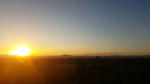 Bagan landscape at sunset, sun descends on horizon, pagodas in distance, Myanmar Vídeos de archivo 78848136