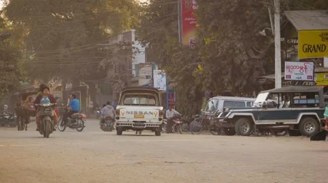 Bagan, myanmar - 11 jan 2014: common asian transport traffic on a  street wit 스톡 동영상 40443486