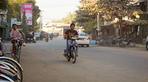 Bagan, myanmar - 11 jan 2014: common asian transport traffic on a  street wit Видео 40667863