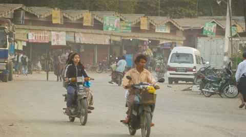 Bagan, myanmar - 11 jan 2014: horse carriages on common asian burmese dusty r Видео 40668133