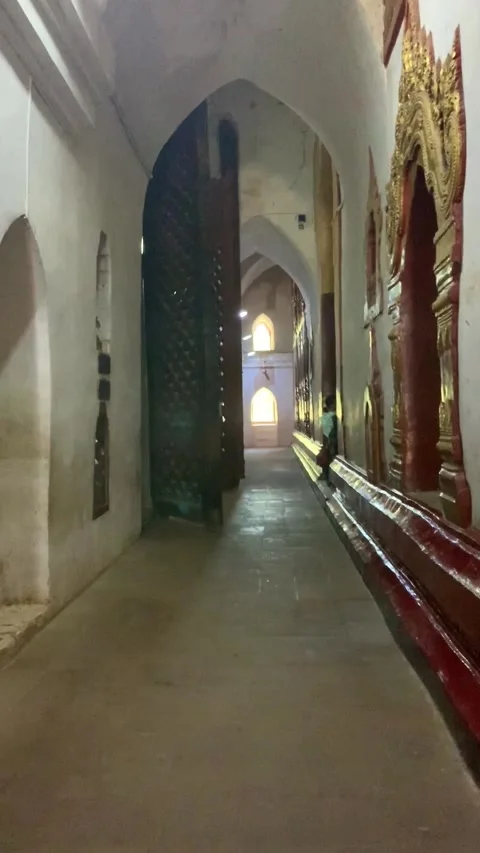 Bagan, Myanmar - 2019/12/02 : Inside a temple Vidéo 343736330