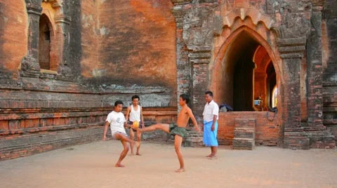 Bagan, myanmar - circa jan 2014: people play the traditional burmese game chi Stockbeeldmateriaal 40881992