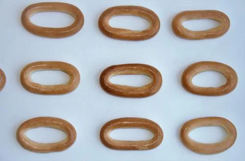 Bagels on a white background. Pattern. Biscuits for drinks Foto stock