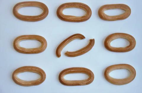 Bagels on a white background. Pattern. Biscuits for drinks Foto stock
