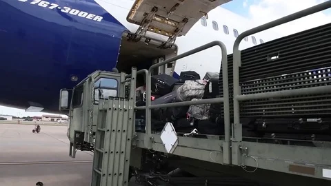 Baggage handler extending towards Boeing 767 Video stock 90602106