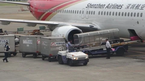 Baggage handler taking luggage from the plane to the cargo truck Video stock 57534145