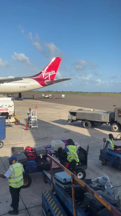 Baggage handlers at work  库存影片 329897332