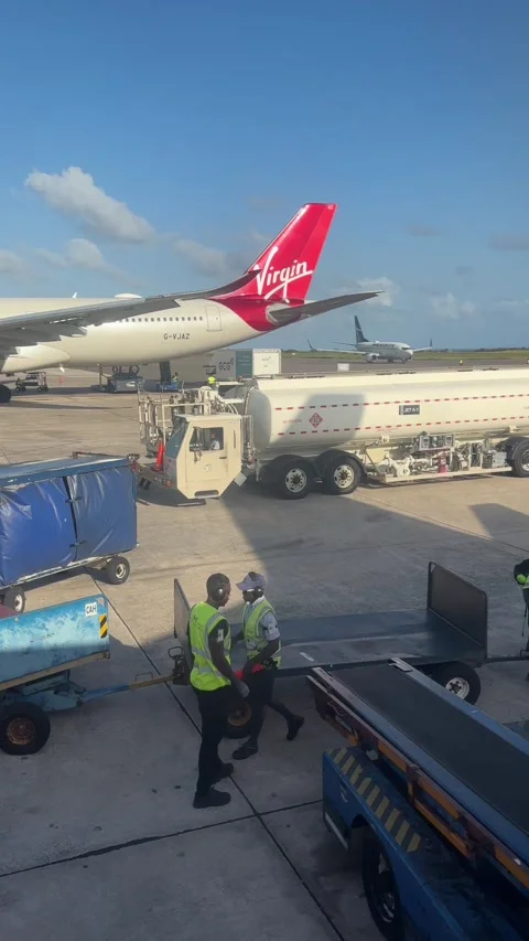 Baggage handlers at work  스톡 동영상 329897334