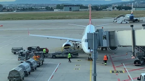 Baggage loading on a plane at the airport stuttgart germany Stockbeeldmateriaal 115570711