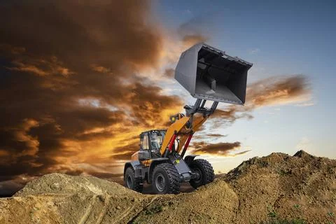 Bagger arbeitet auf einer Baustelle Bagger arbeitet auf einer Baustelle Co... Stock Photos