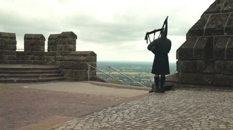 Bagpipe Player, Castle - 01 Stock-Footage 50057313