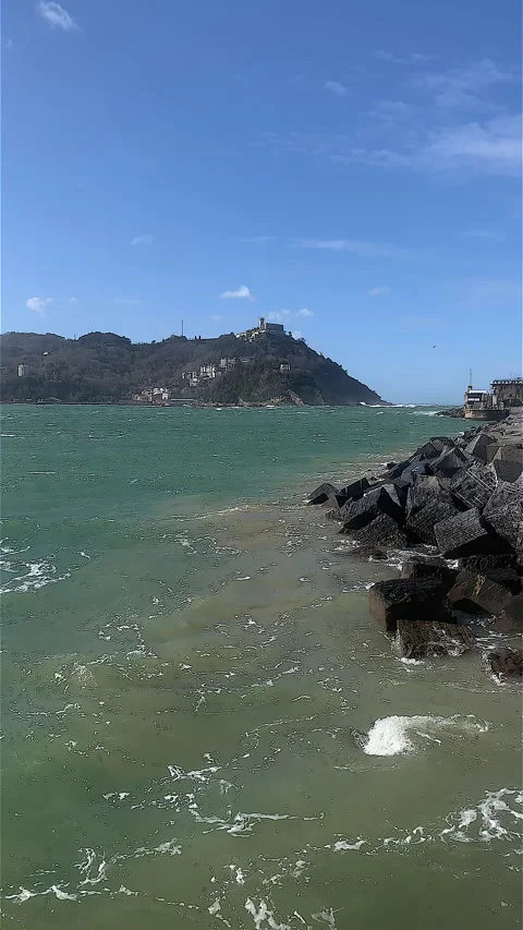 Bahía de la Concha San Sebastián - Rough Sea Monte Igueldo in background. Stock Footage 336523373