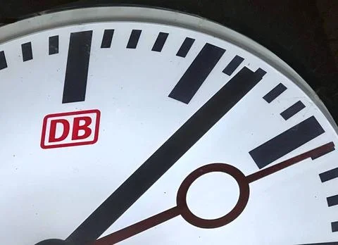  Bahnhofsuhr DB Deutsche Bahn Uhrzeit Uhrzeiger *** Station clock DB Deuts... Stock Photos