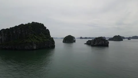 Bai Tu long bay, turtle Karst. 4k aerial footage Stockbeeldmateriaal 287432308