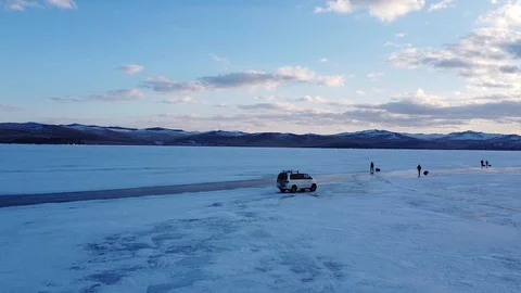 Baikal Ice Road Stockbeeldmateriaal 129607119
