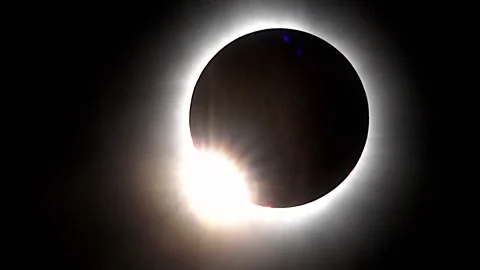 Bailey's Beads explode into a diamond ring during a total solar eclipse. Stock Footage 272406853