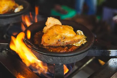 Bakaran or the process of grilling chicken and side dishes along with sambel. Foto stock