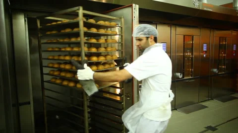 Bake the bread in the bakery Video stock 59869948