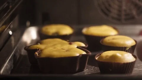 Bake muffins in the oven 動画素材 69257235