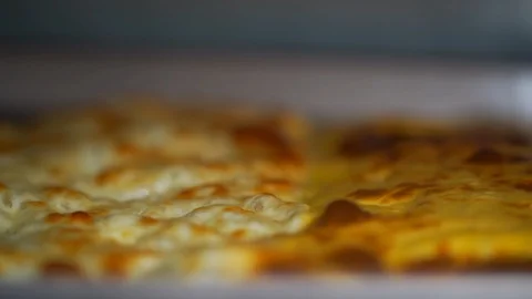 Bake the pizza. 库存影片 106345052