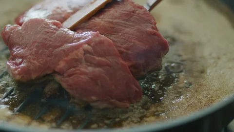 Bake the steak crisply in the pan. Video stock 121864133