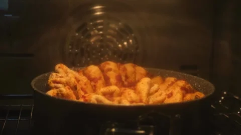 Baked bread with sun-dried tomatoes rising in kitchen oven Vidéo 342857037