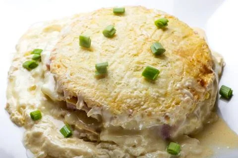 Baked cake made from ham, eggs, cheese and sour cream Foto stock