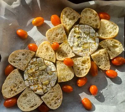 Baked cheese with bread and cherry tomatoes, homemade appetizer Foto stock