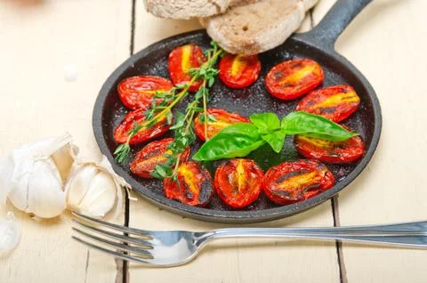 Baked cherry tomatoes with basil and thyme Foto stock
