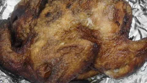 Baked chicken close-up. Fried chicken in foil Vídeo Stock 145628045