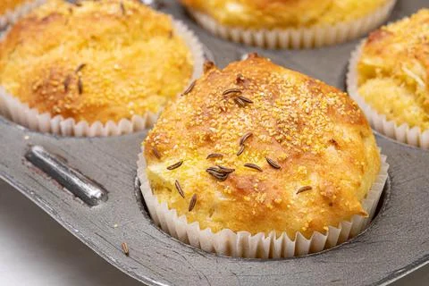 Baked Cornbread Muffins with Cheese in the cupcake papers Foto stock