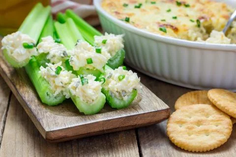Baked crab dip, served with seley sticks and crackers Foto stock