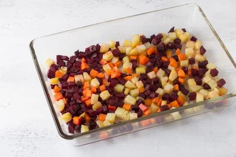 Baked diced vegetables: beets, carrots, potatoes seasoned with spices and Foto stock