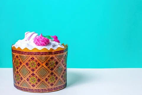 Baked Easter cake on blue background with copy space Foto stock