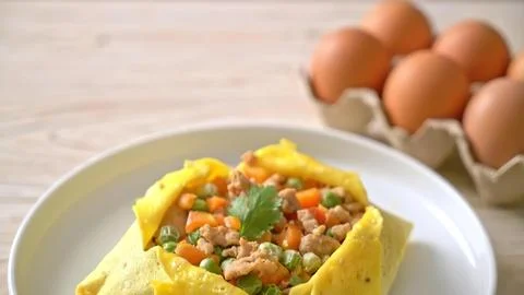 Baked egg cup filled with vegetables and ground meat on plate Stock-Fotos