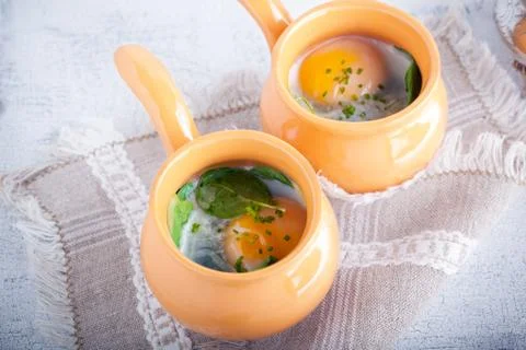 Baked eggs with spinach Foto stock