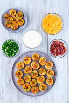 Baked mini red skinned loaded potatoes with crispy bacon, scallions 스톡 사진