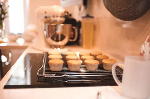 Baked muffins cooling on baking grid in kitchen off oven closeup. Bakery. 스톡 사진