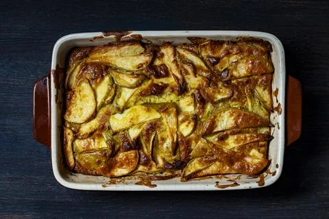 Baked pear pie in ceramic baking dish, close up, top view Stock-Fotos