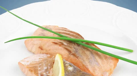 Baked pink salmon steaks Vídeos de archivo 25113473