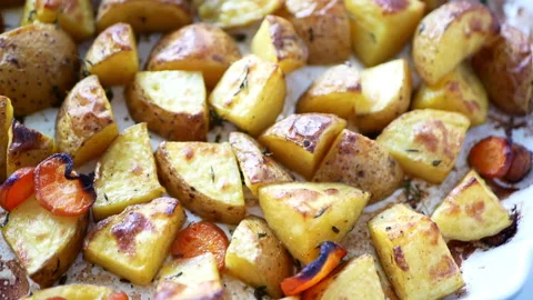 Baked potatoes in the oven Vídeo Stock 164159883